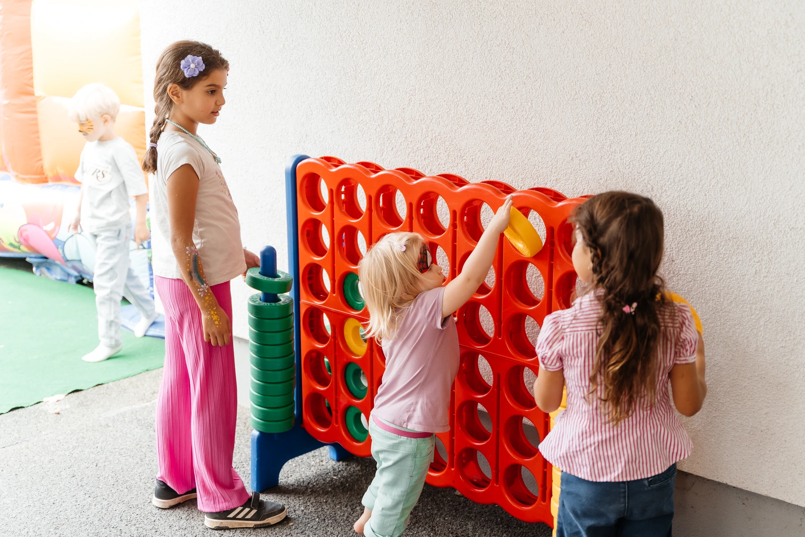 Kinder spielen Vier gewinnt in Riesengröße