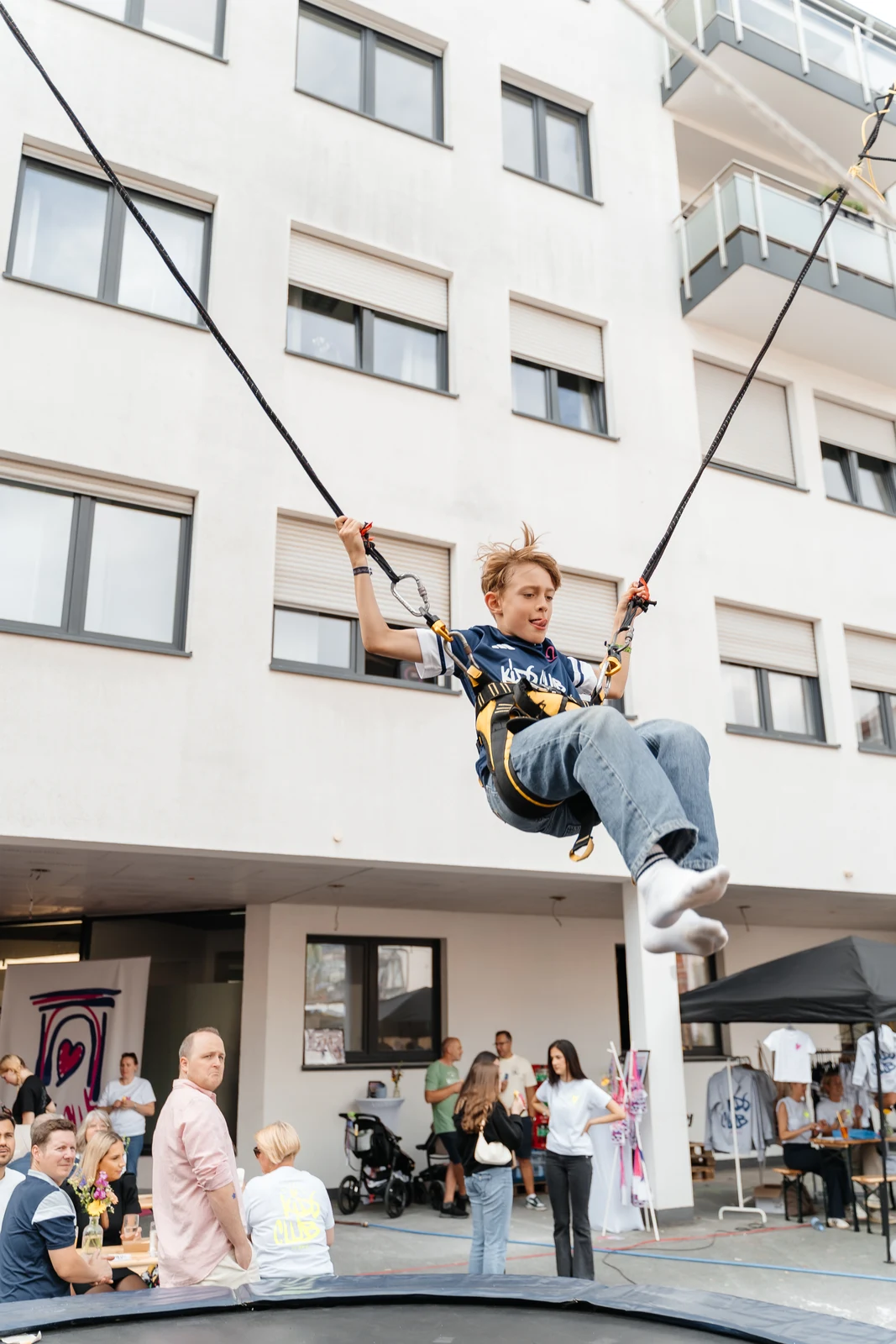 Junge beim Bungee-Trampolin in der Luft