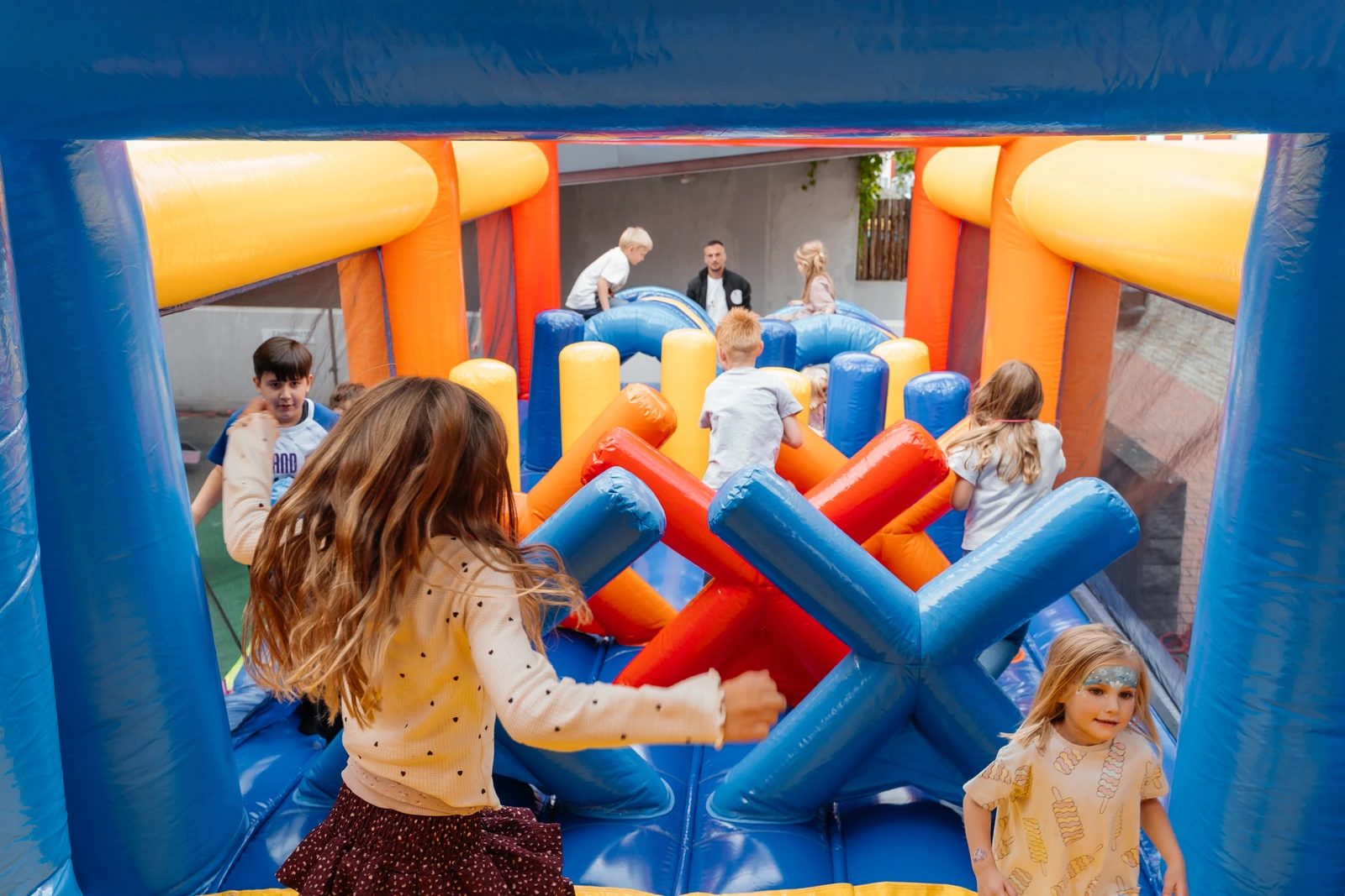 Kinder toben im Hüpfburg-Parcours